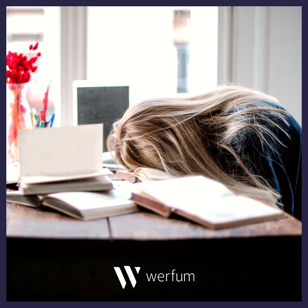 Voel jij je wel eens energieloos na een dag werken? Ga dan eens aan de slag met onderstaande tips!
🗓️ 𝙋𝙡𝙖𝙣 𝙟𝙚 𝙙𝙖𝙜. Maak een prioriteitenlijst en plan je dag zo dat je de belangrijkste taken eerst afhandelt.
🏃🏻♀️ 𝘽𝙚𝙬𝙚𝙚𝙜. Dit kan helpen om stress te verminderen en energie te verhogen.
😴 𝙎𝙡𝙖𝙖𝙥 𝙜𝙚𝙣𝙤𝙚𝙜. Zorg voor voldoende slaap om je lichaam en geest te herstellen.
Mocht dit nou niet werken, bel Werfum. Het is tijd voor een nieuwe baan waar je wél energie van krijgt.
#energiemanagement #werk #loopbaancoaching #leukebaan #werkgeluk #werfum
